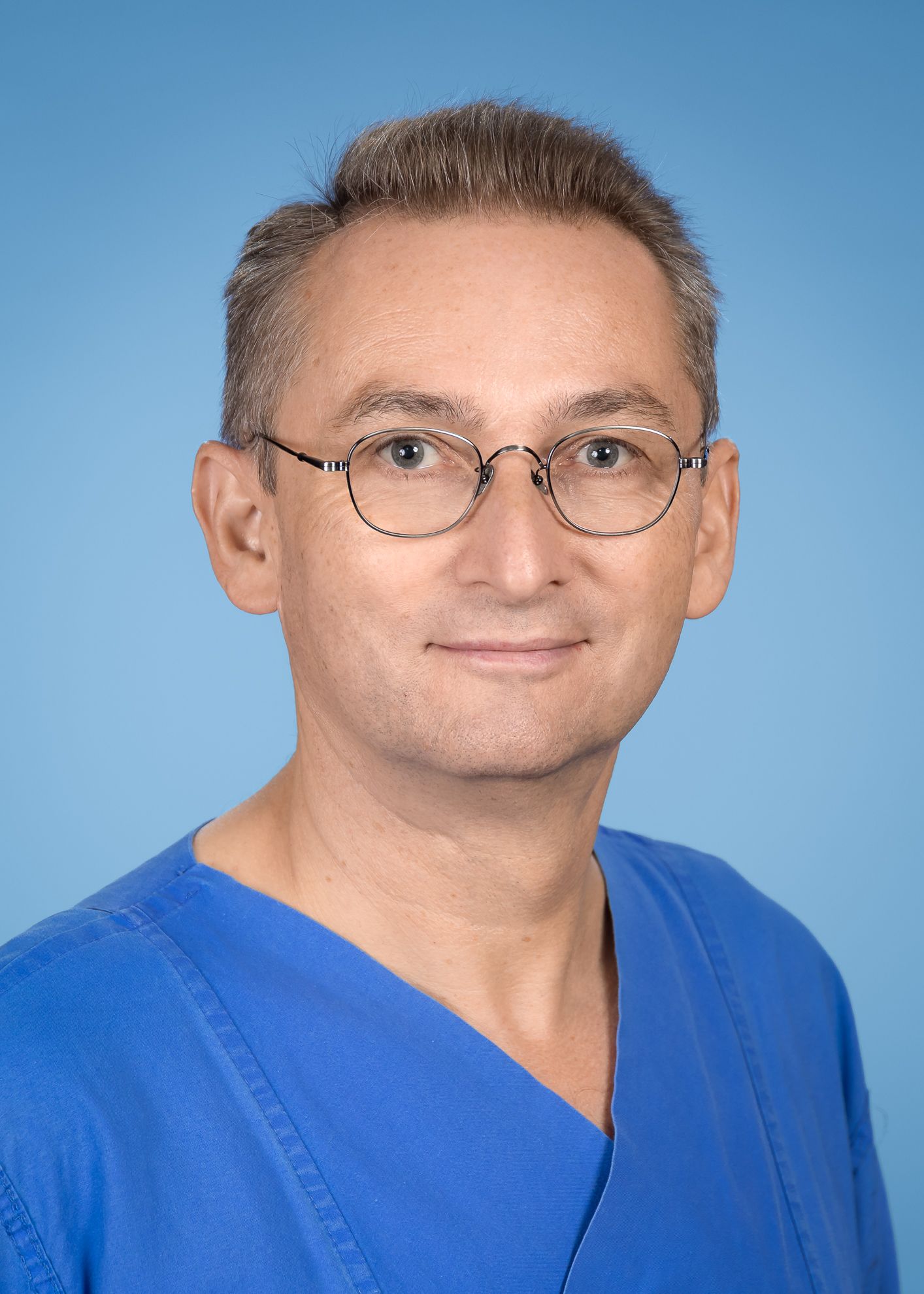 Silhouette einer Person, Kopf und Schultern sichtbar, vor weißem Hintergrund.