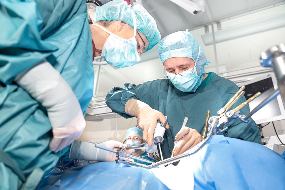Eine Gruppe von Chirurgen operiert einen Patienten in einem Operationssaal.