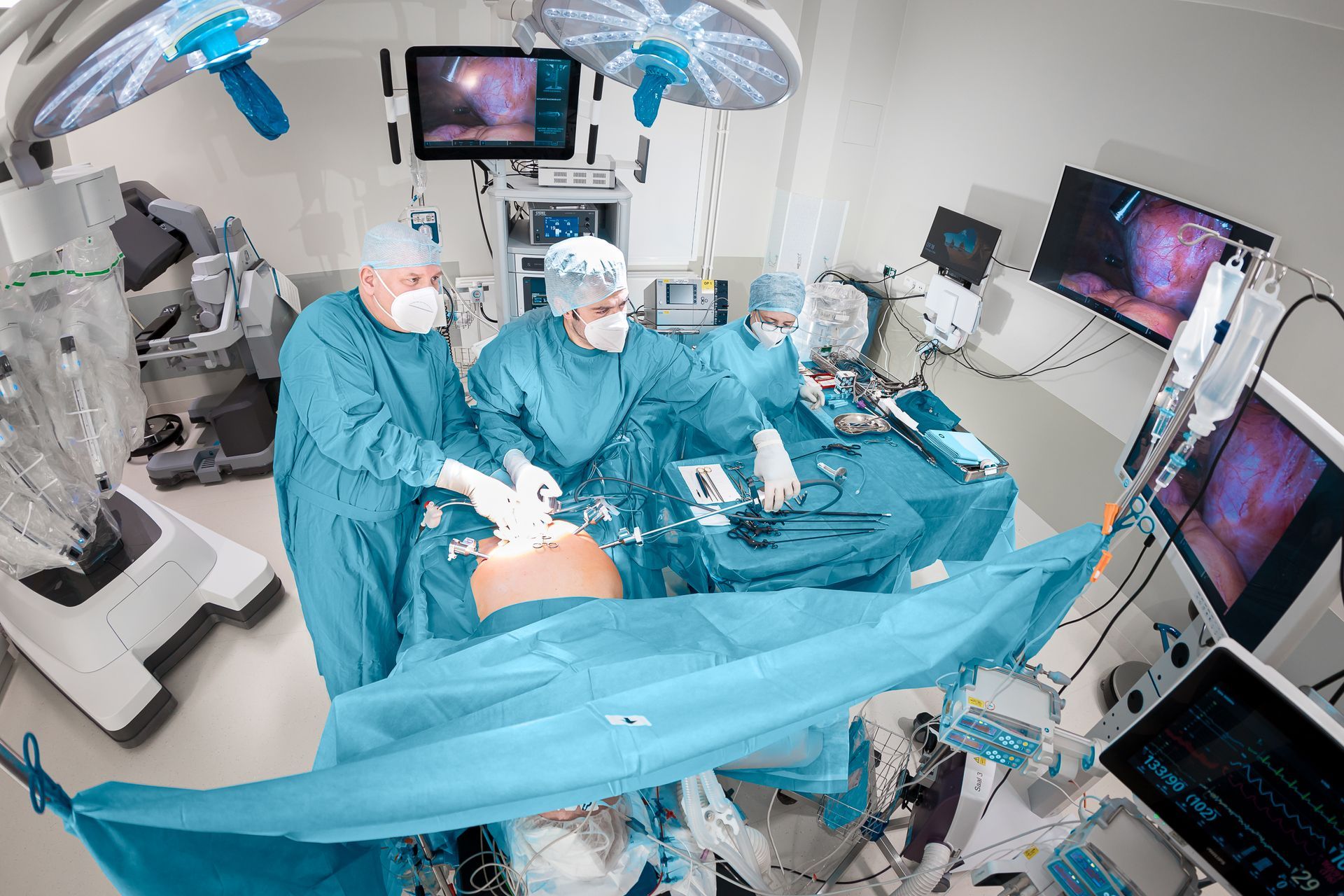 Eine Gruppe von Chirurgen operiert einen Patienten in einem Operationssaal.