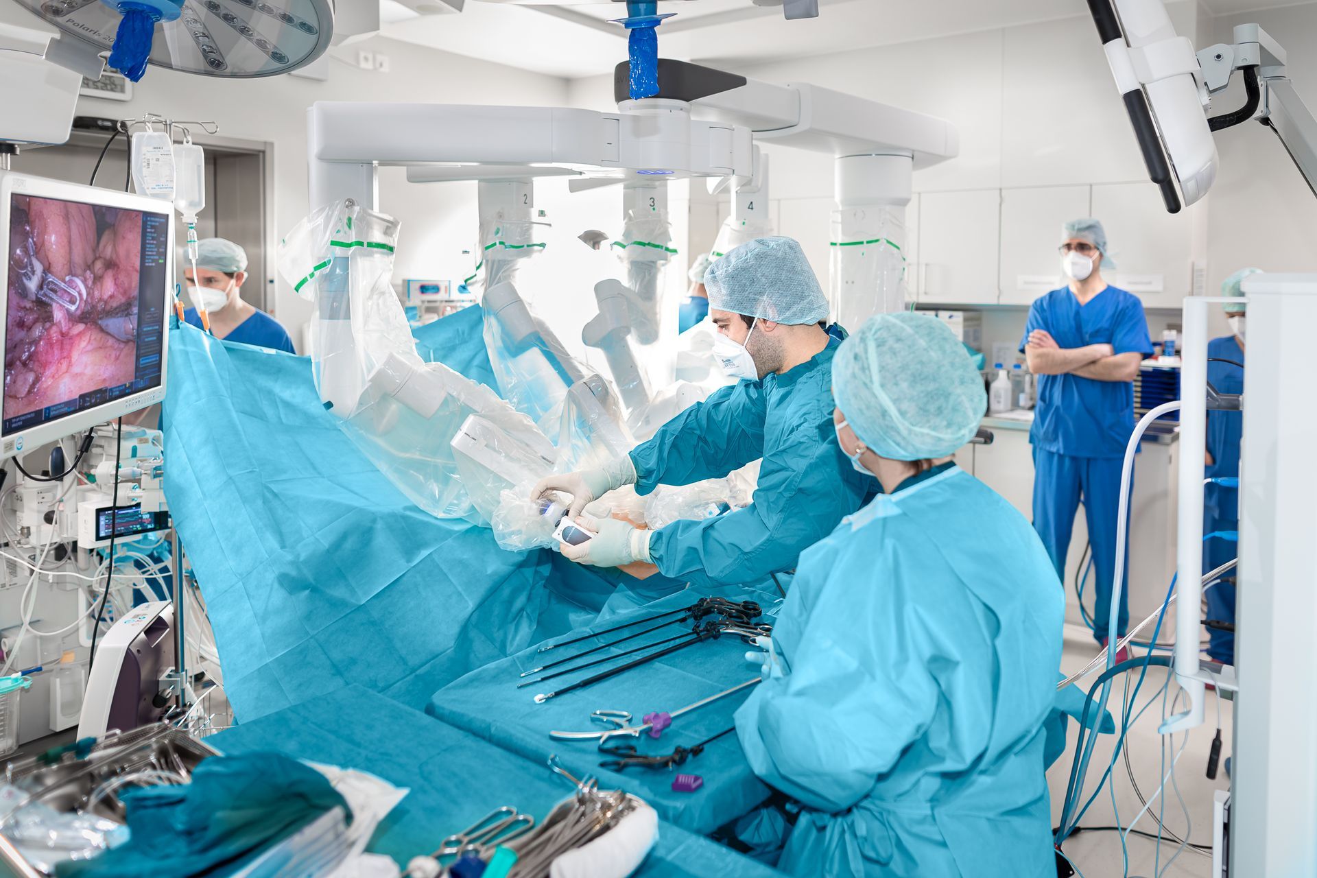Eine Gruppe von Chirurgen operiert einen Patienten in einem Operationssaal.