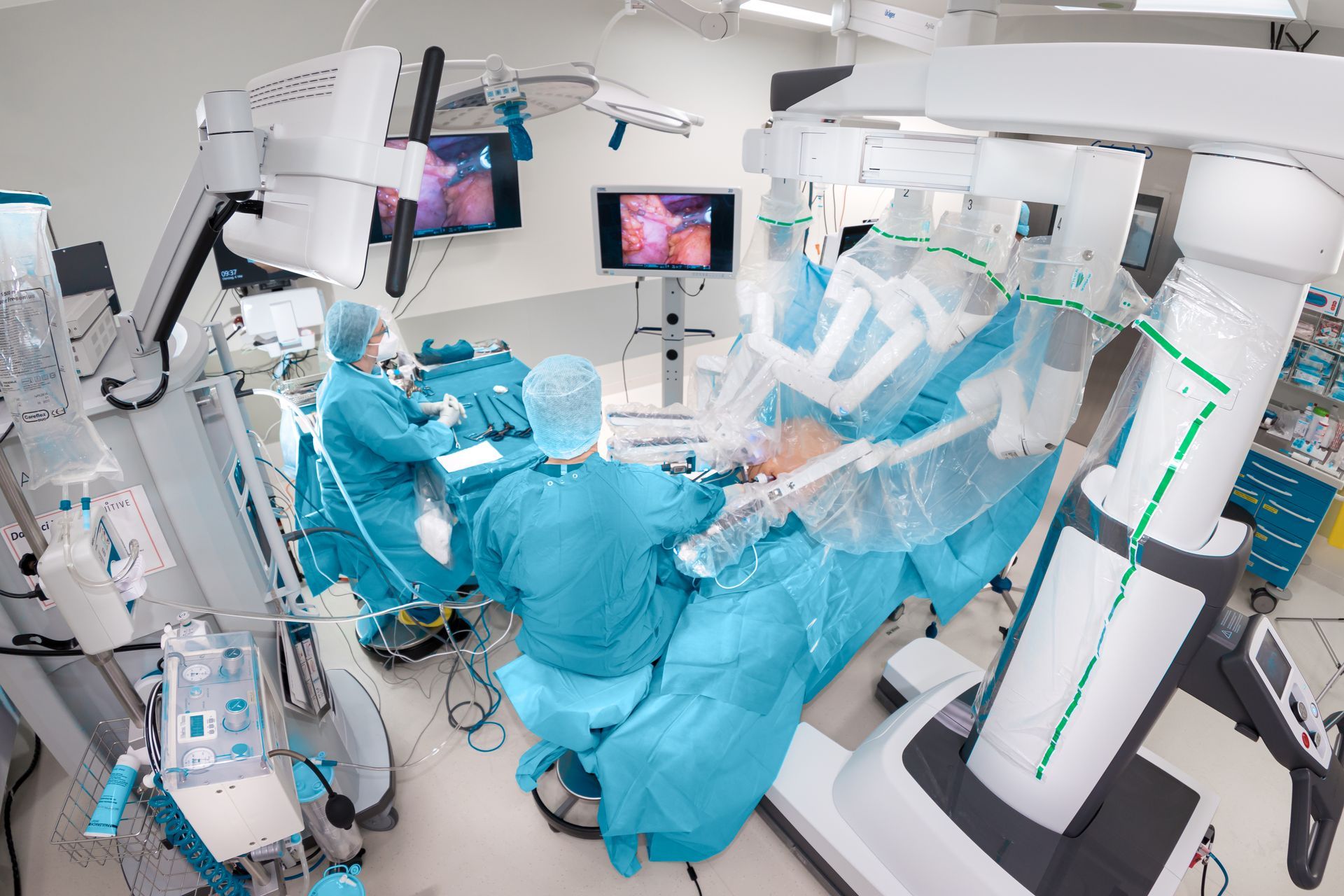 Ein Chirurg und eine Krankenschwester betrachten in einem Operationssaal eine Schere.