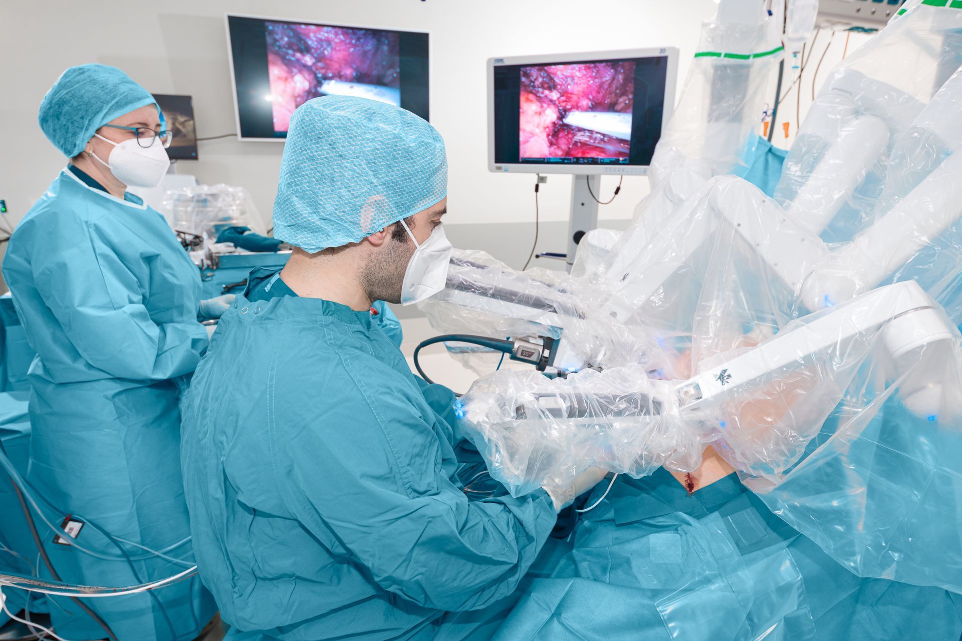 Eine Gruppe von Chirurgen operiert einen Patienten in einem Operationssaal.