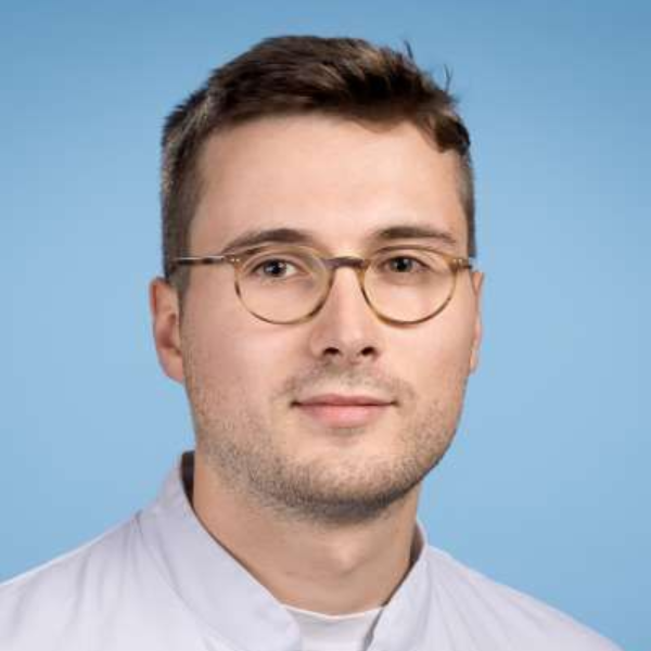 Auf weißem Hintergrund ist die Silhouette eines Männerkopfes zu sehen.