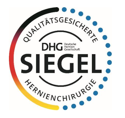 Ein kahlköpfiger Mann in weißem Kittel und Krawatte lächelt in die Kamera.