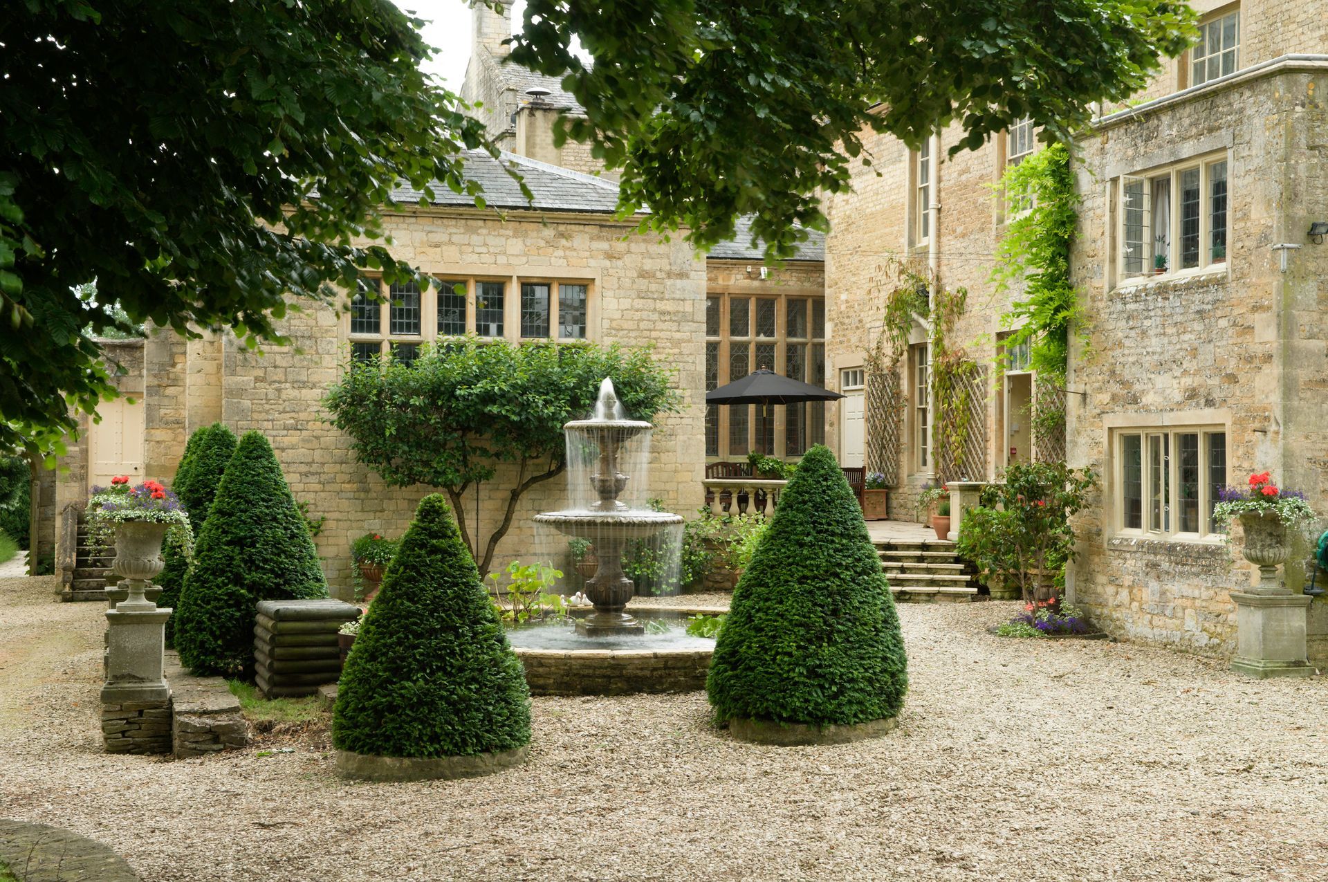 Un grande edificio in pietra con una fontana di fronte