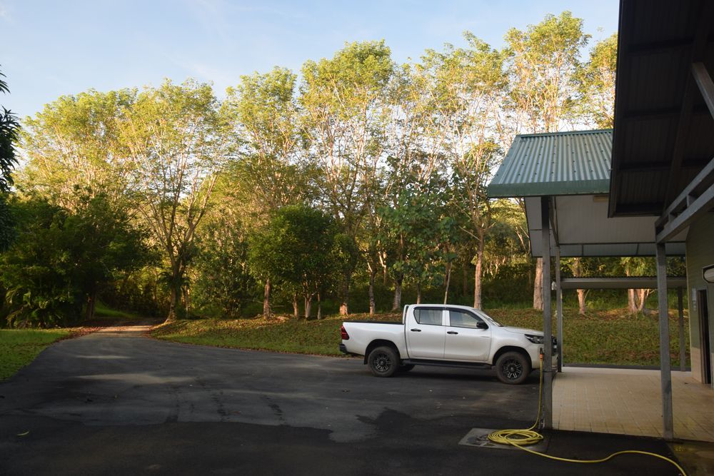 Un camion blanc est garé sur un parking à côté d'un bâtiment.