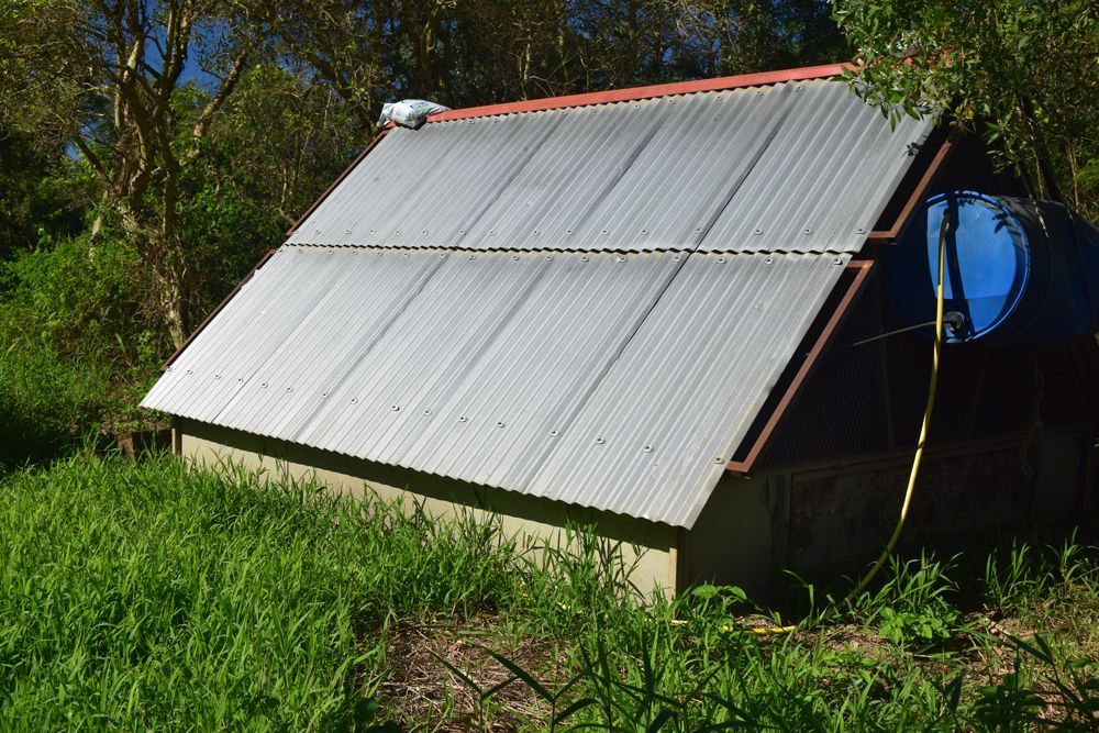 Un toit avec beaucoup de panneaux solaires dessus