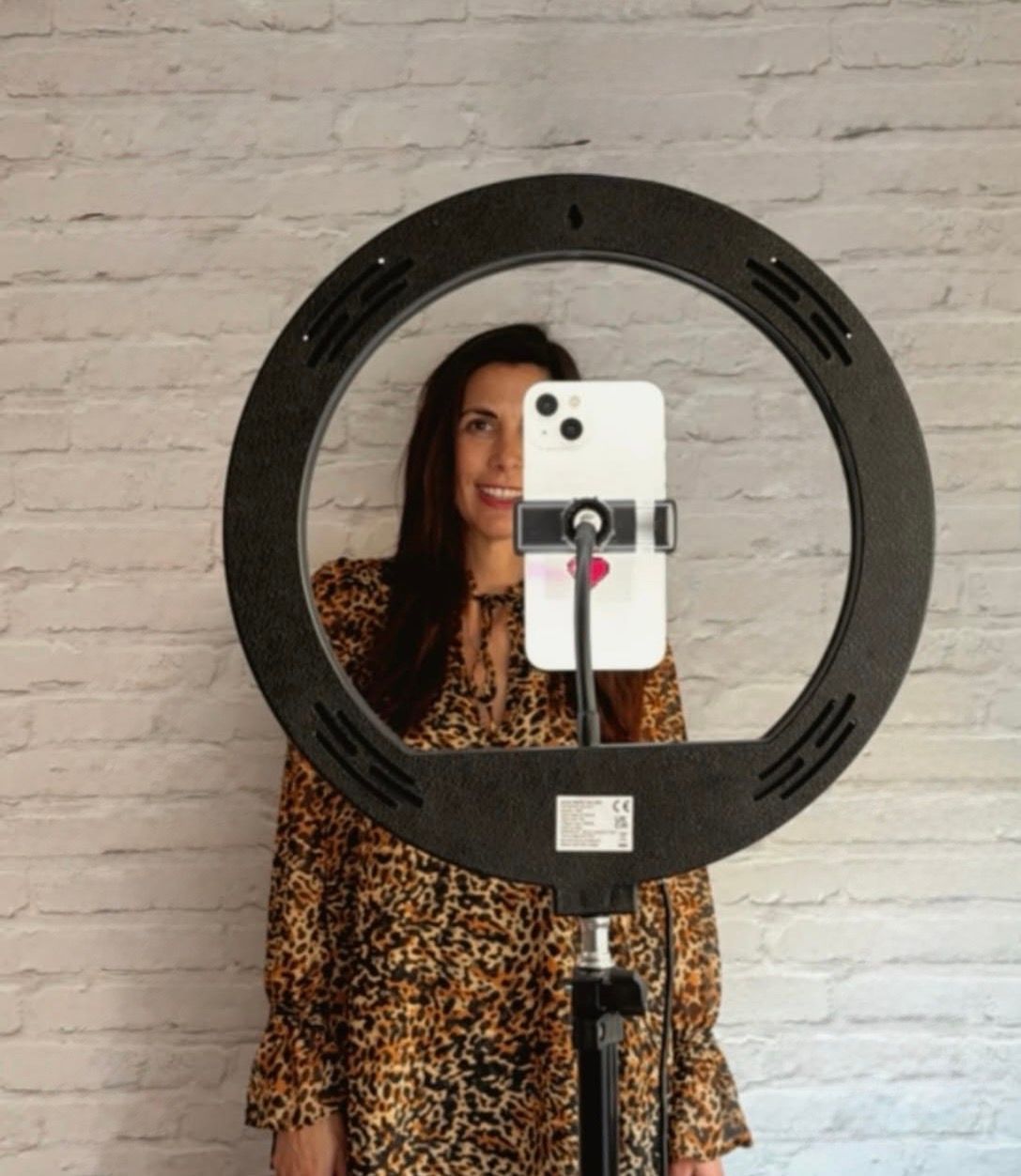 donna talking live and using a ring light