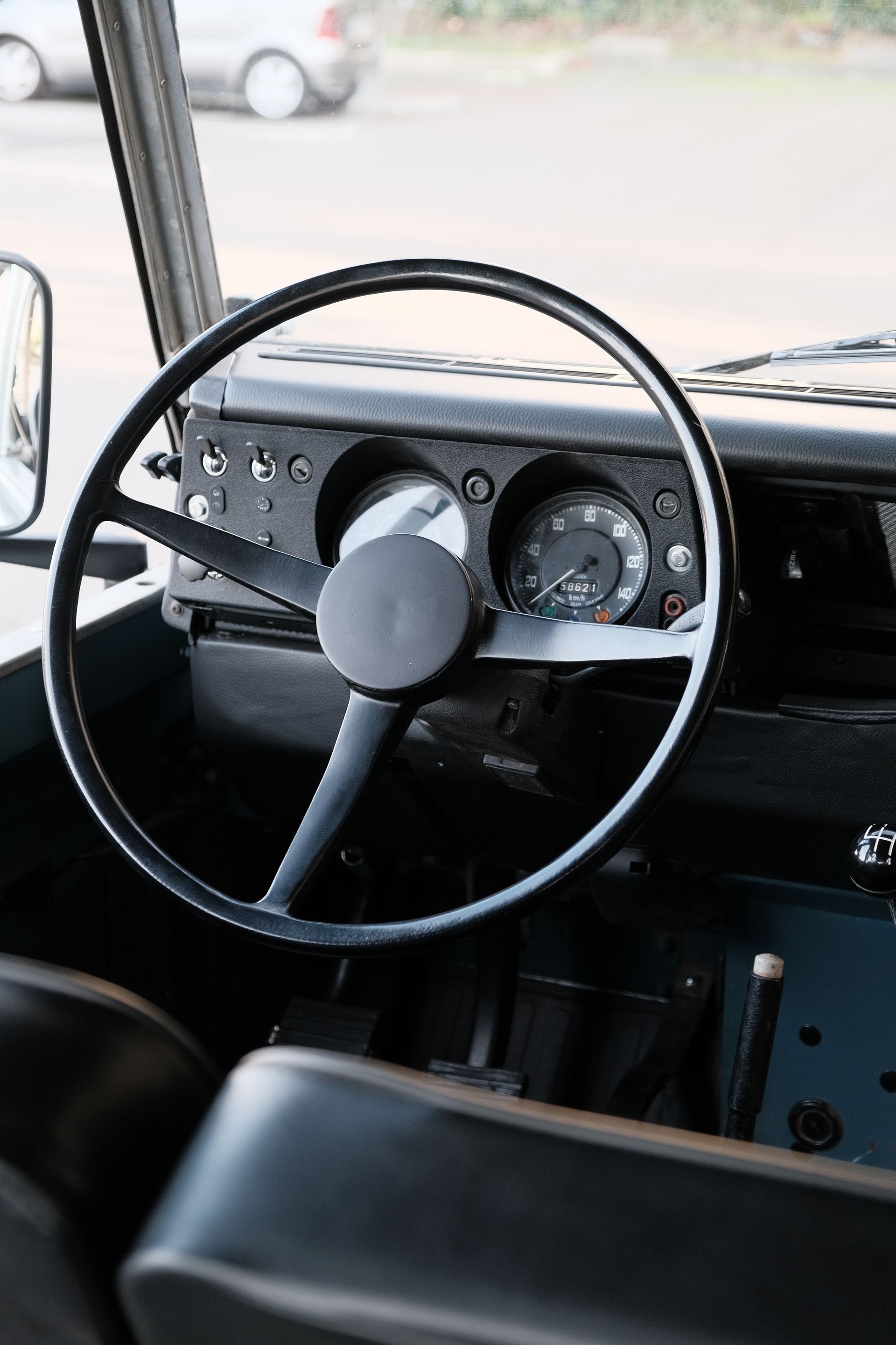 Volant et tableau de bord noirs d'un véhicule ancien. Land Rover Serie 3