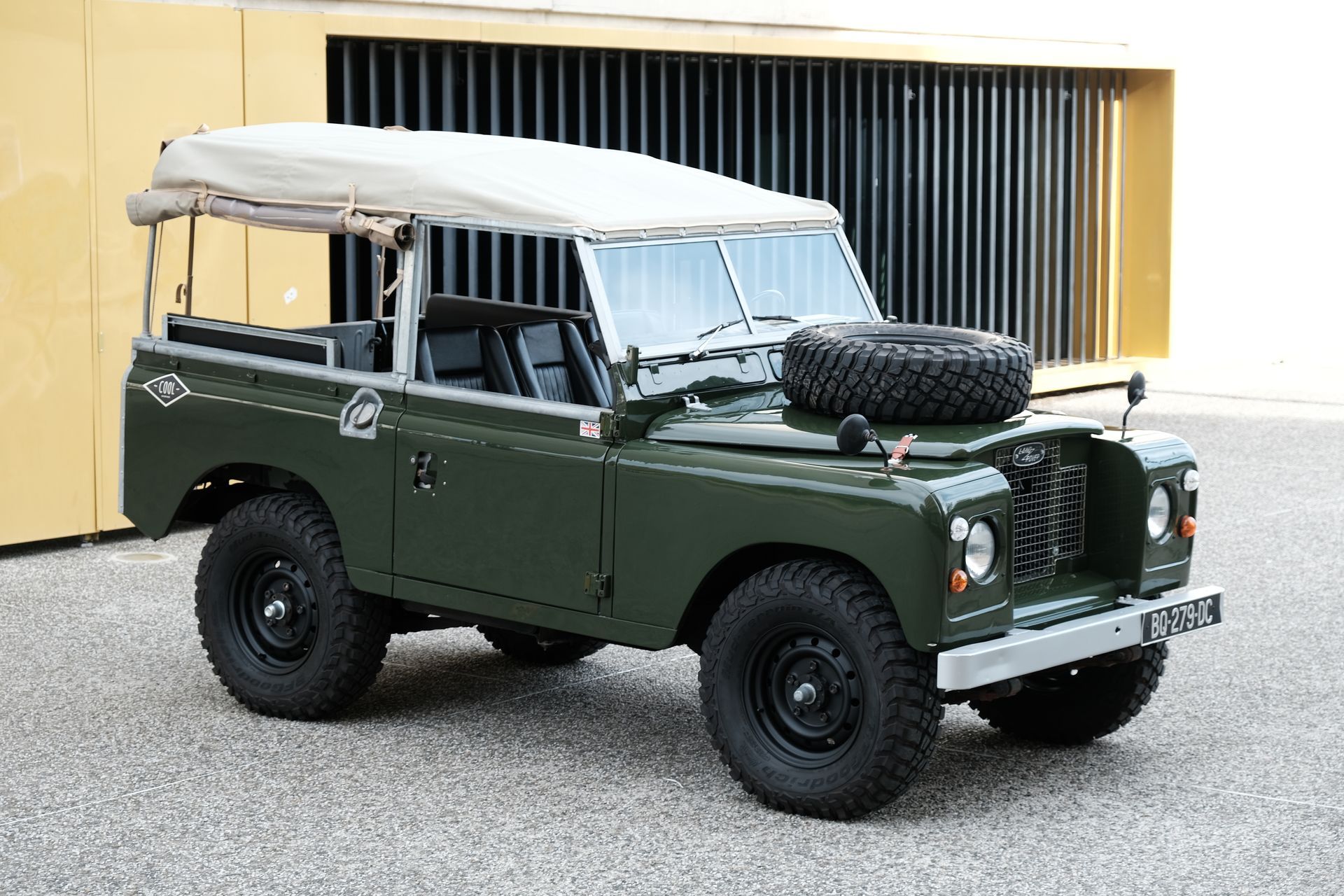 Land Rover serie 3 88 vintage bronze green avec un toit soft top beige.