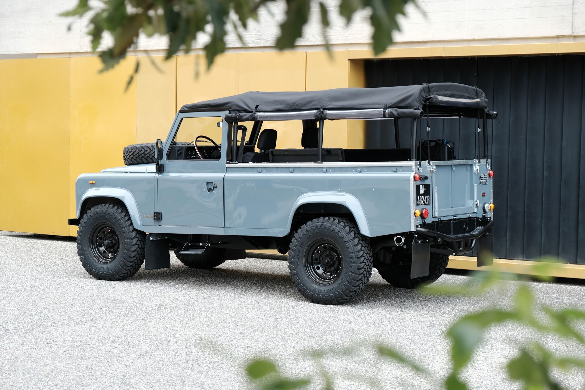 Land Rover Defender 90 TD5 soft top. Bleu et beige bâché. 