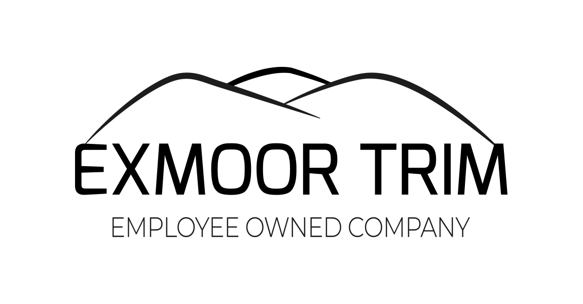 Logo d'Exmoor Trim, une entreprise détenue par ses employés, présentant des montagnes stylisées au-dessus du texte.
