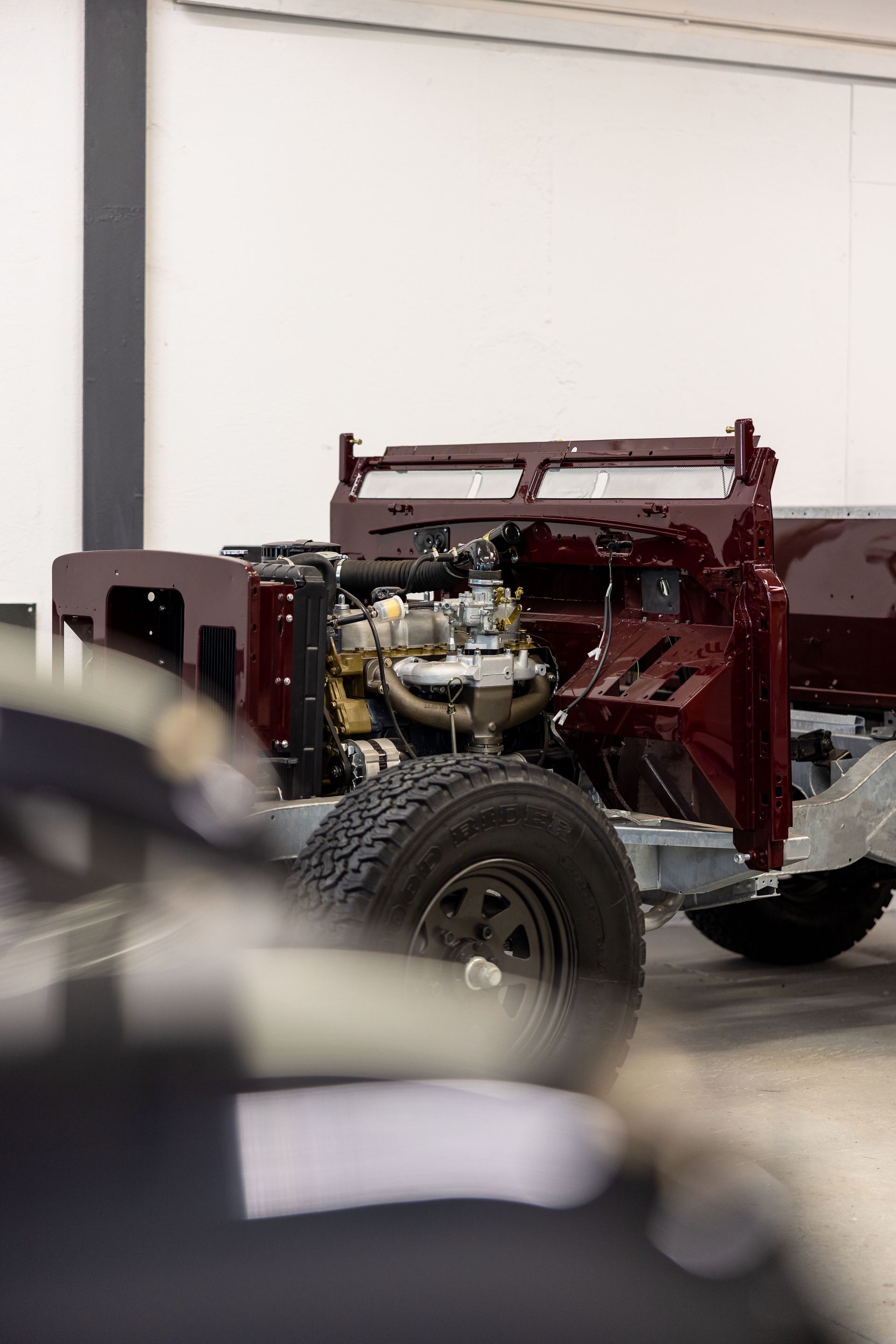 Ensemble ventilateur et moteur à pales jaunes monté sur un cadre en métal argenté. Pneu noir au premier plan.