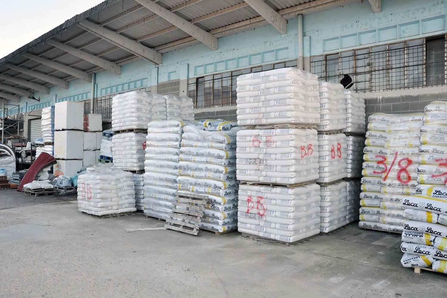 magazzino di materiali per edilizia