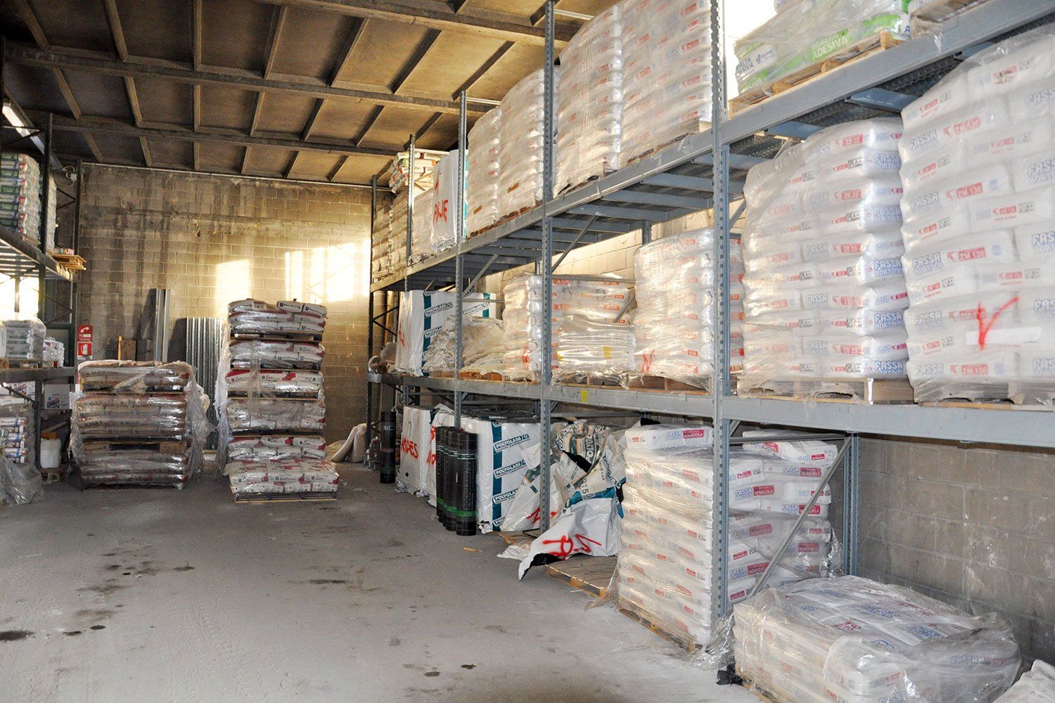 magazzino di materiali per costruzioni edili