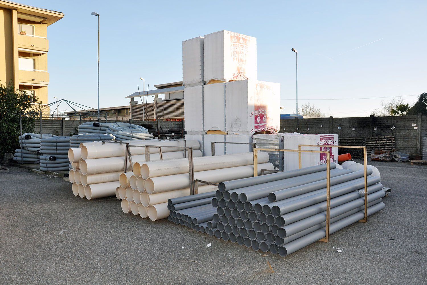 assortimento di tubi per lavori edili