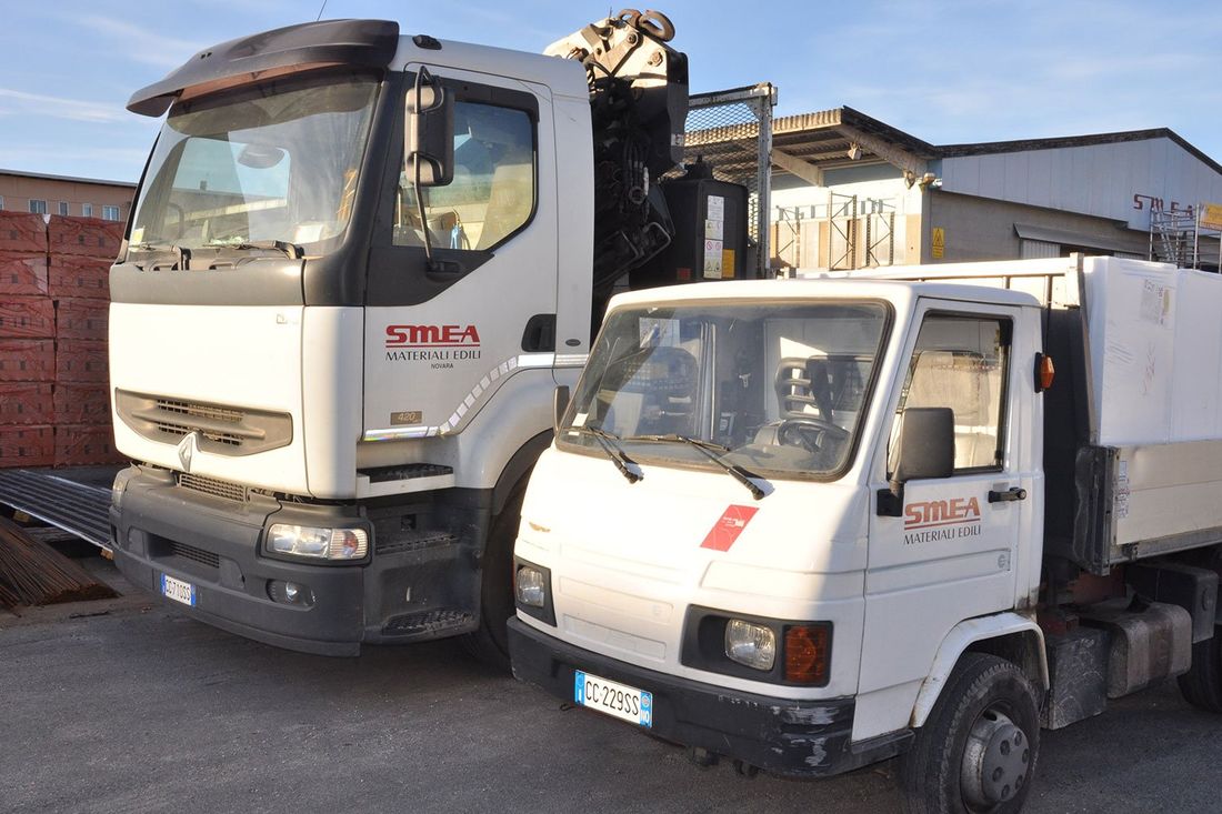 due furgoni bianchi per consegna materiali edili