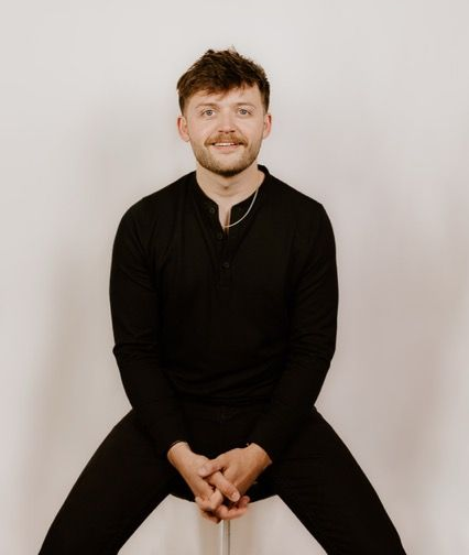 A man with a beard is smiling in a circle.