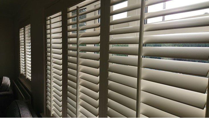 Shutters with a central tilt rod