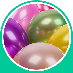 Primer plano de globos de colores en rosa, morado, verde, amarillo y beige.