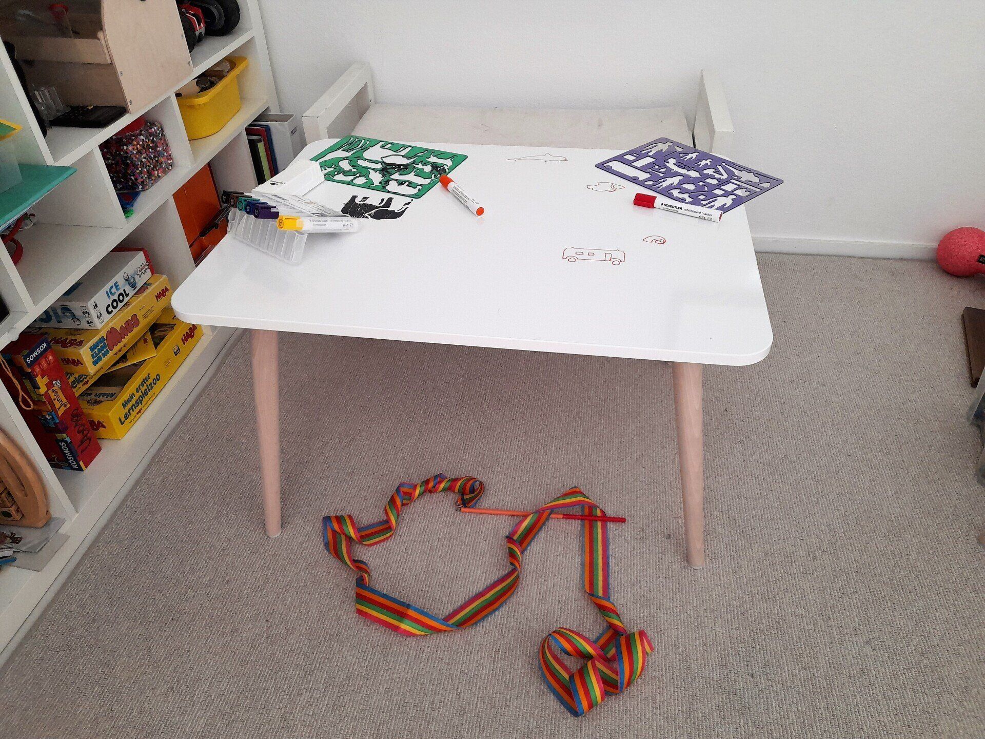 Malen, Zeichnen auf dem Kinder-Maltisch 