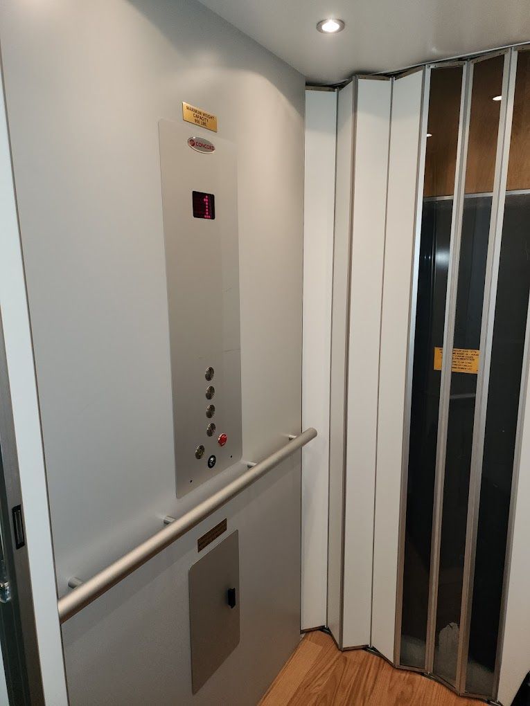 An elevator in a building with a sign that says women