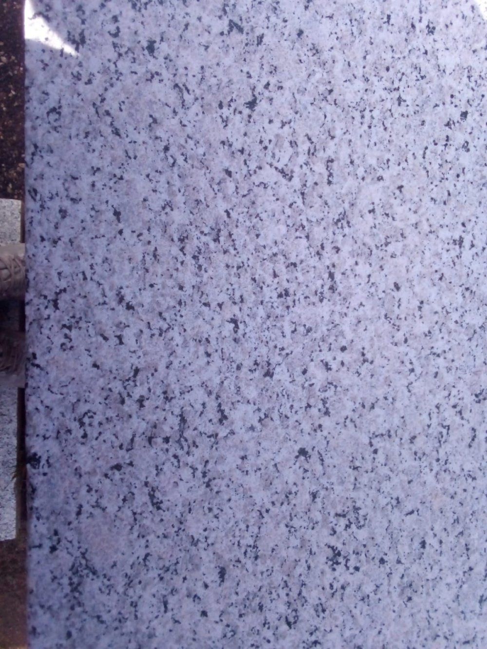 granito grigio con dettagli neri