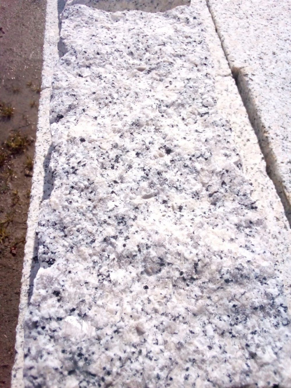 lastra di granito grigio grezzo