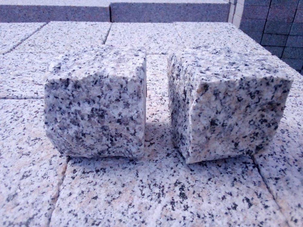 blocco di granito diviso in due