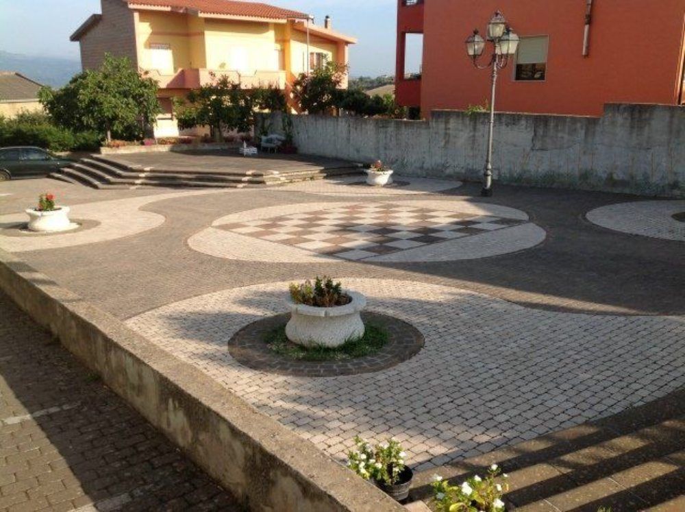 piazzetta con pavimentazione in granito chiaro e scuro