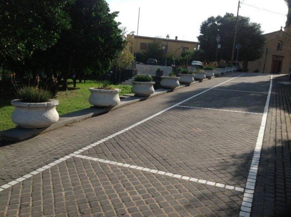 viale con fioriere in granito