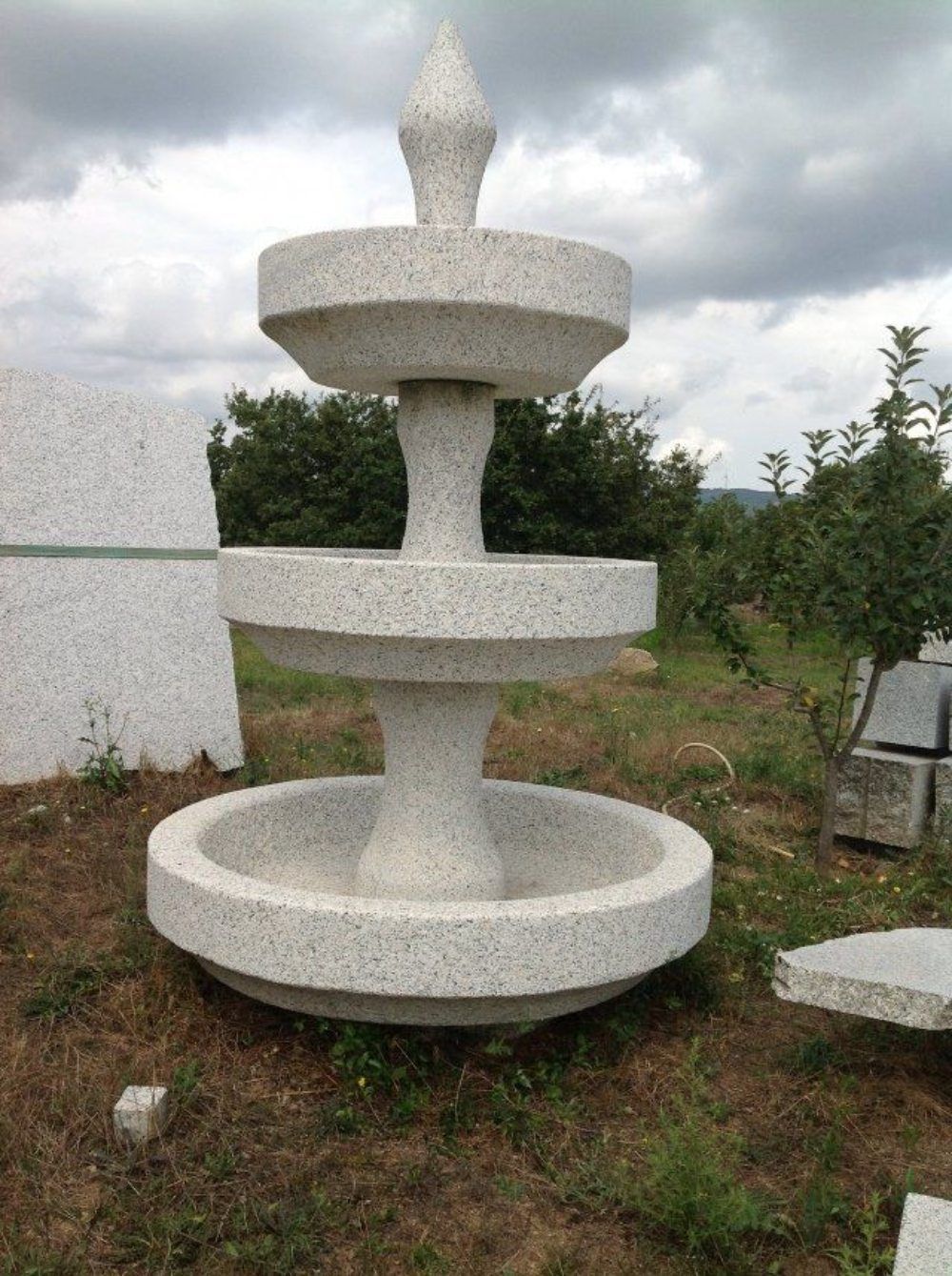 fontana in granito bianca