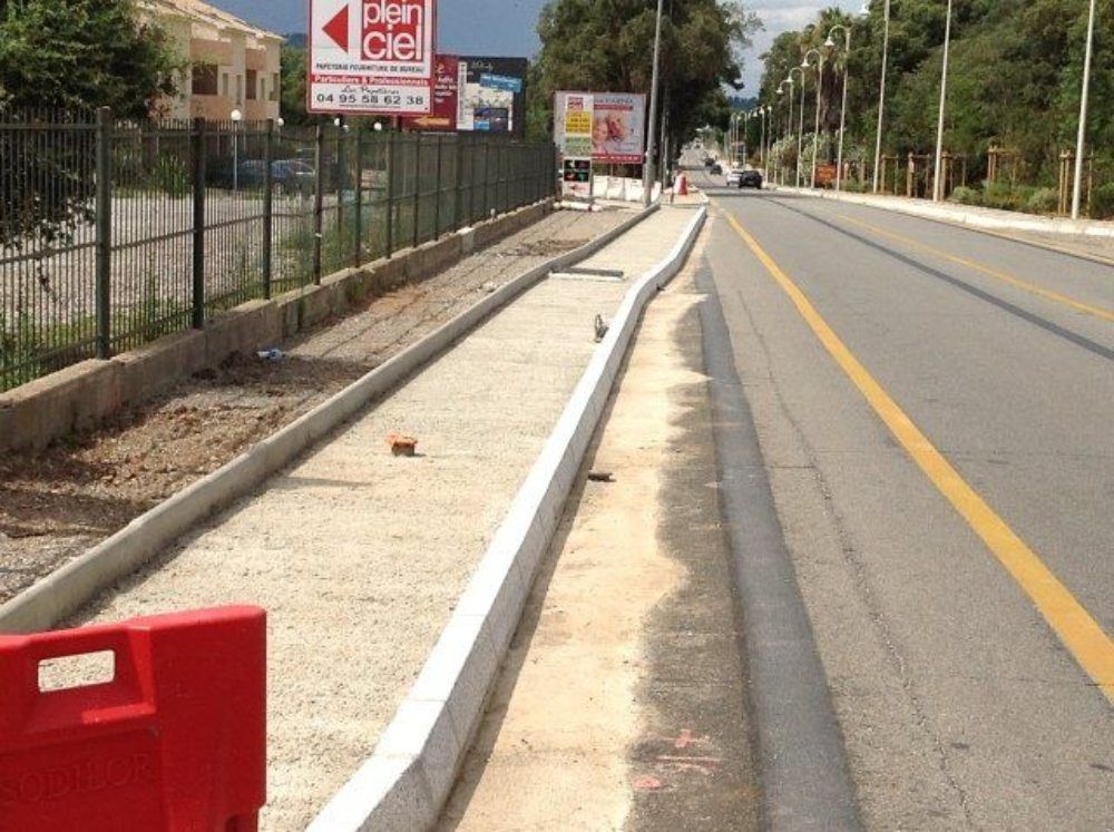 cordoli in granito su una strada