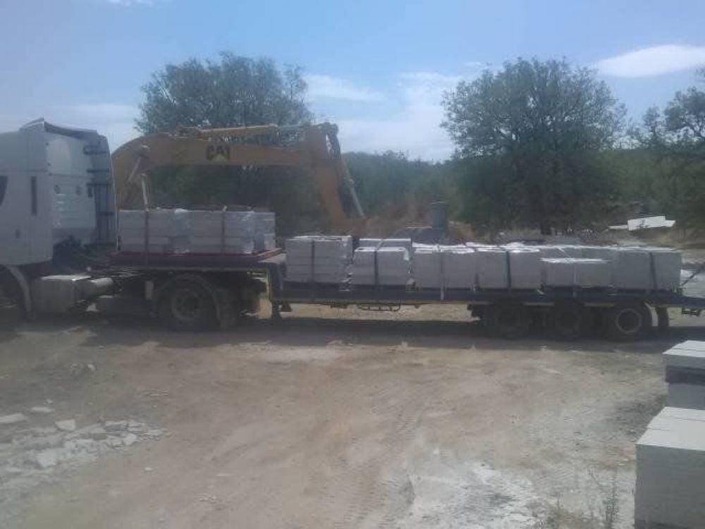 trasporto di blocchi di granito per edilizia