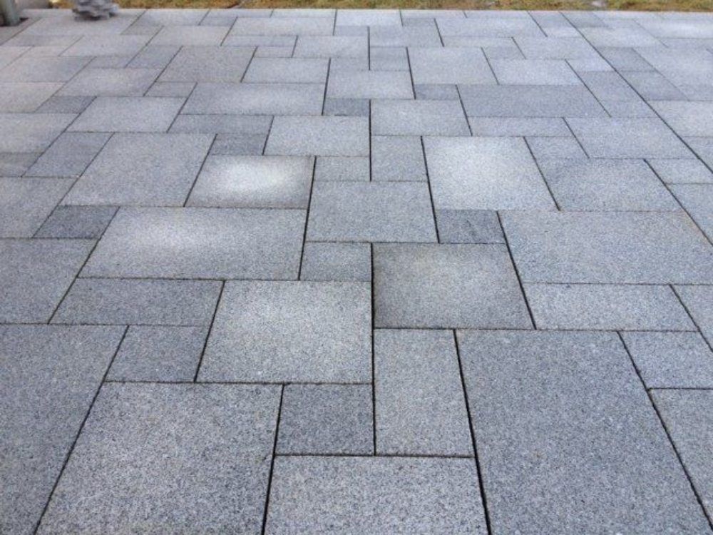 pavimentazione urbana grigia in granito