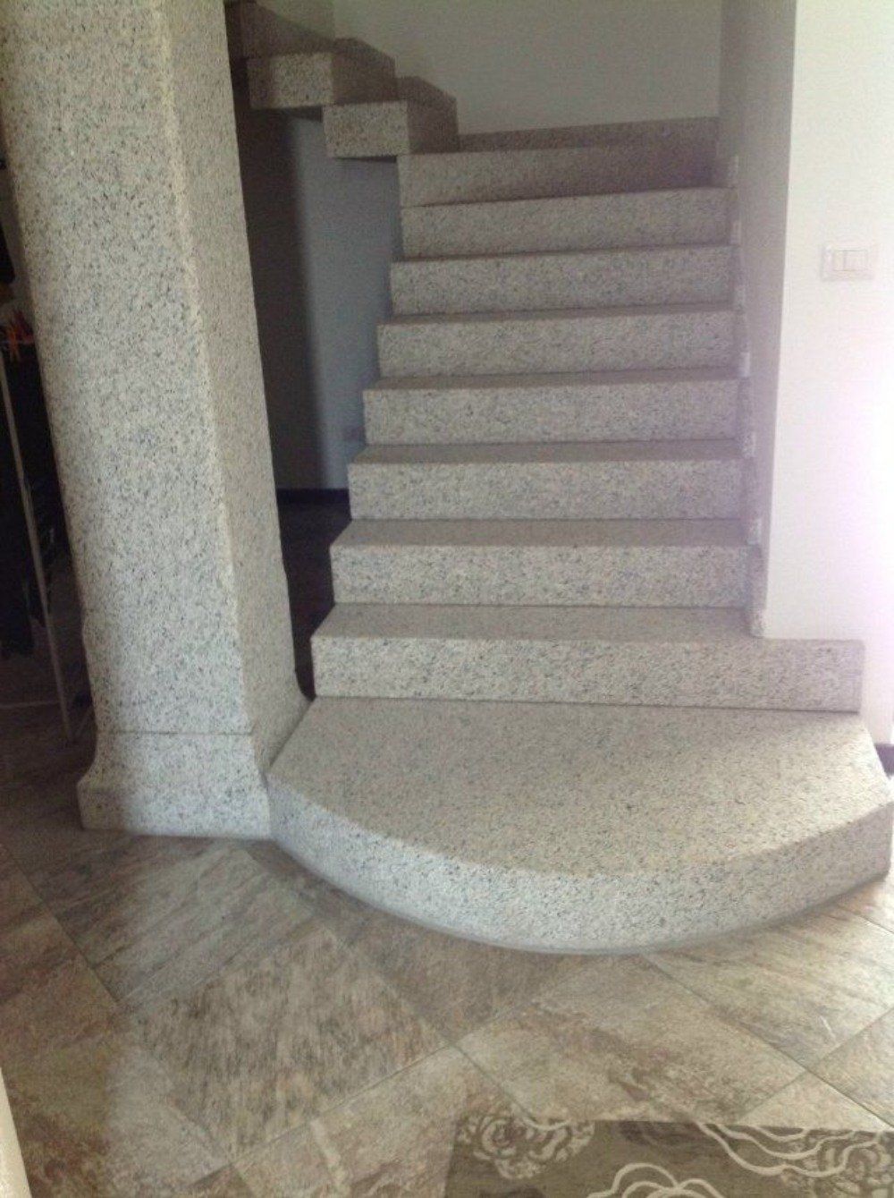 scale con colonna in granito bianco