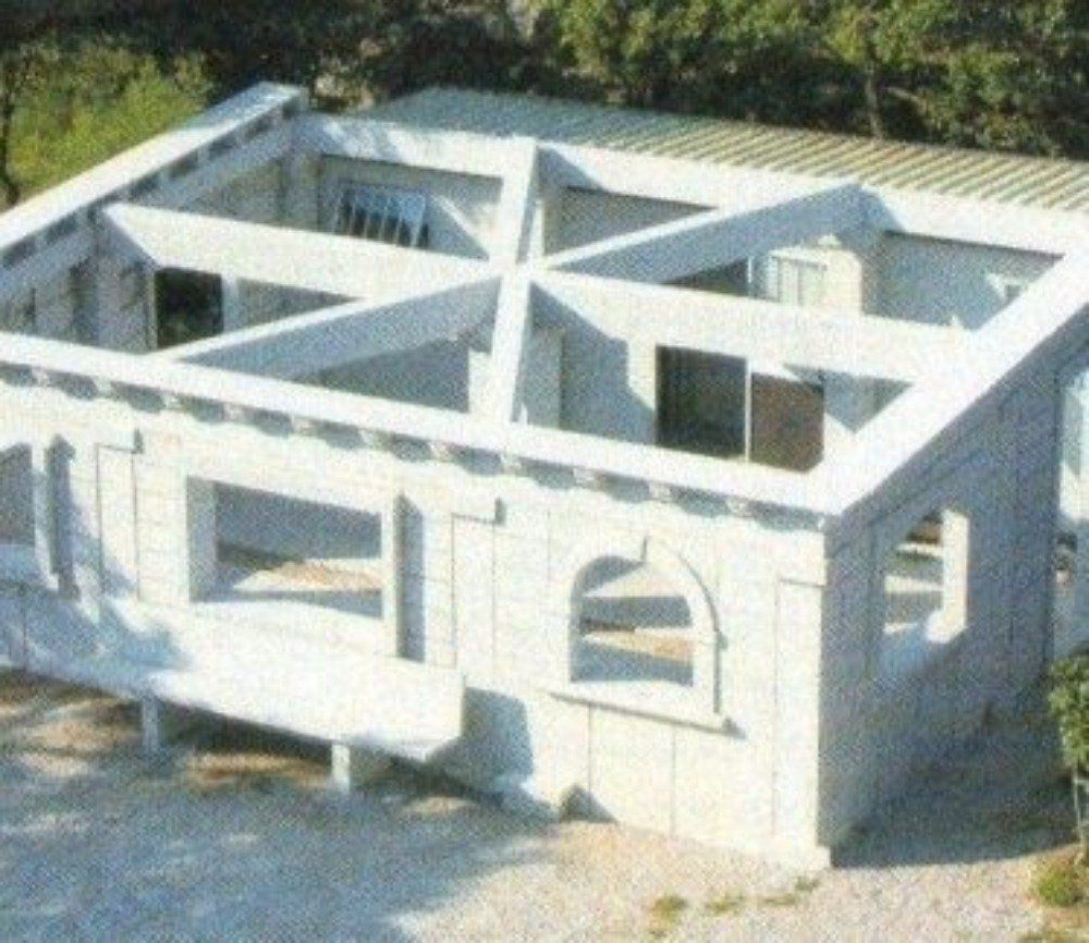 struttura di un'abitazione con finestre ad arco