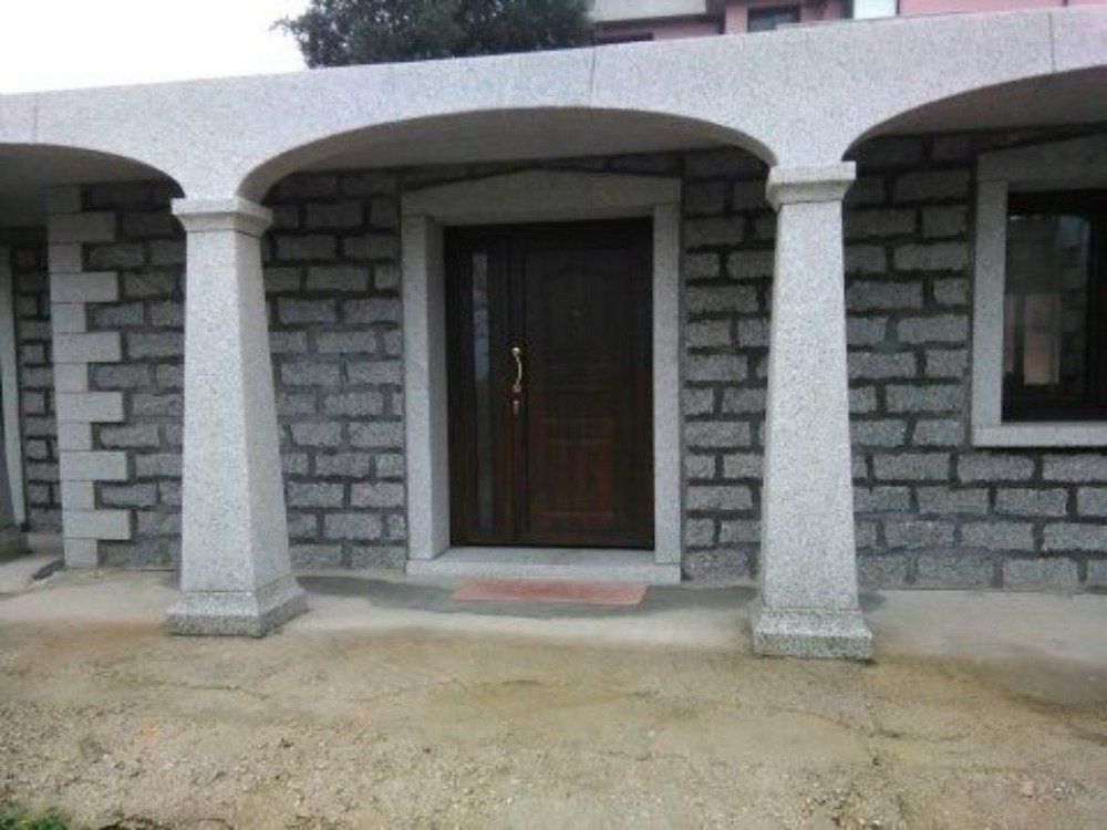 colonne in granito grigie fuori da una casa