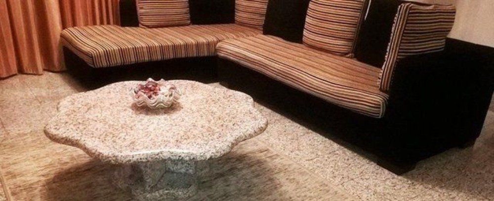 tavolino da caffè in granito con bordi smussati