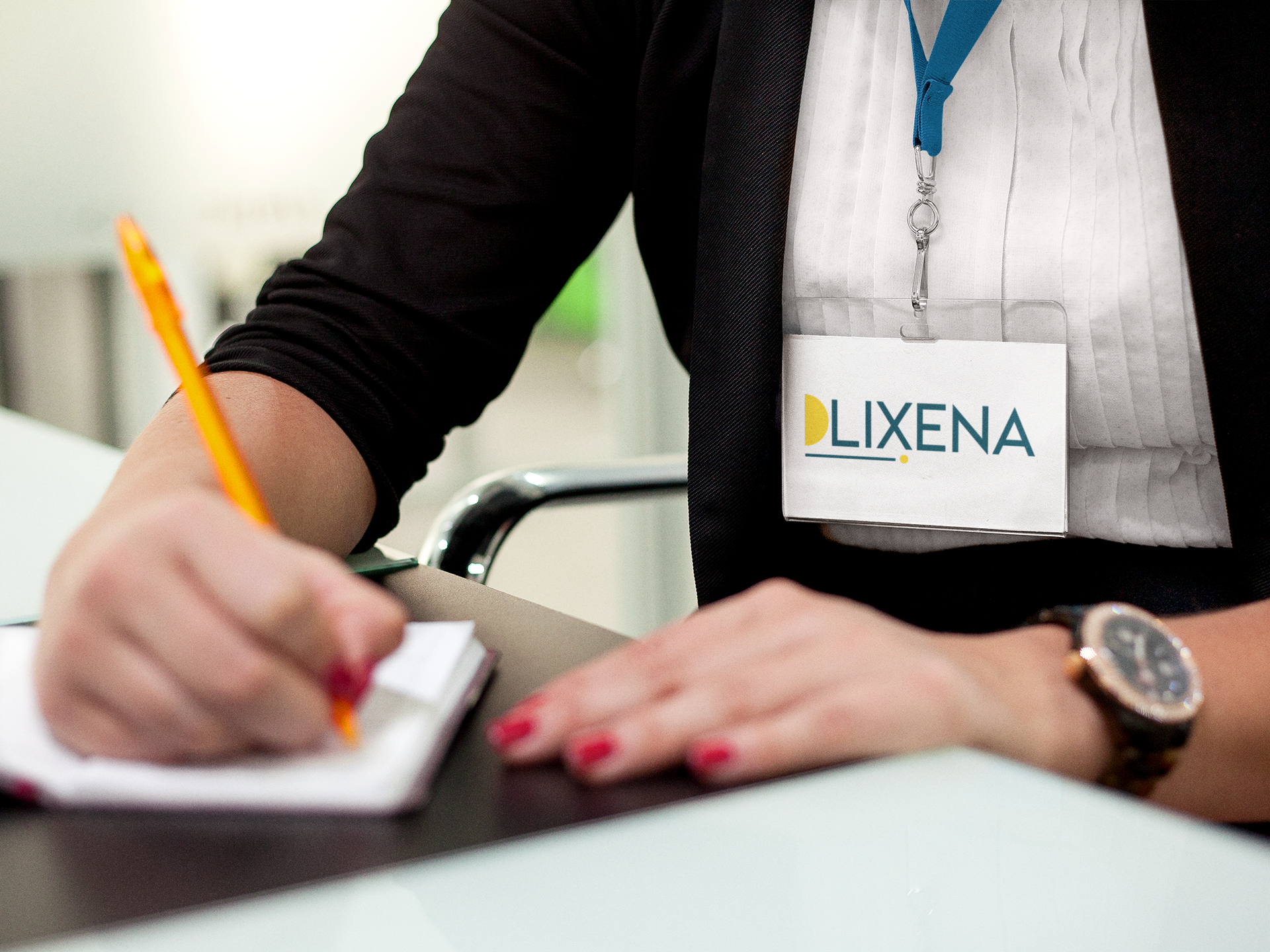 Une femme portant un badge avec le nom Lixena