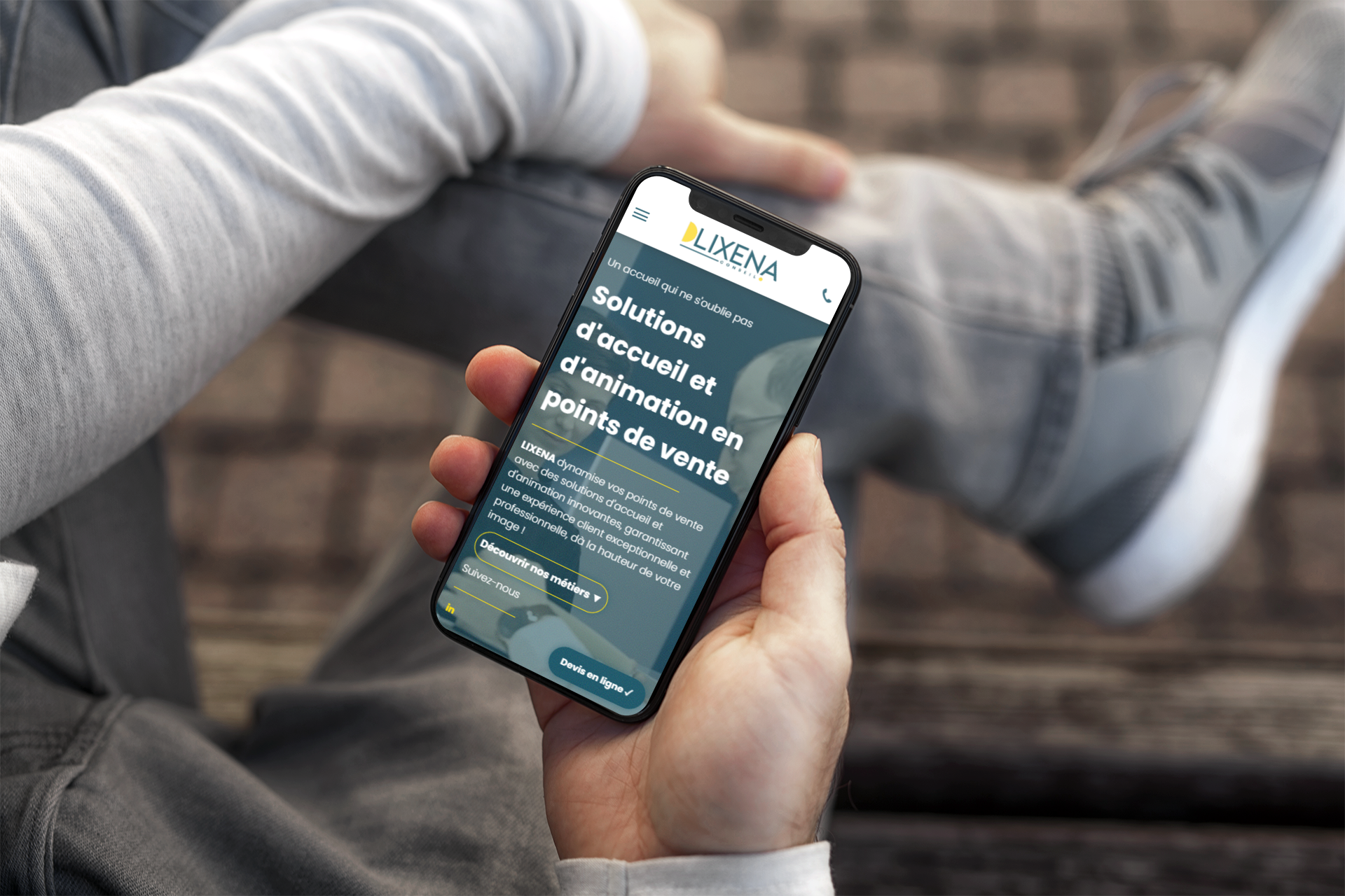 Une personne tient un téléphone portable dans sa main.