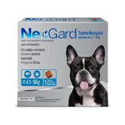Un perro blanco y negro saca la lengua delante de una caja de Nexgard.