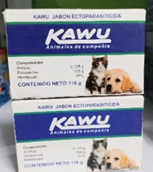 Dos cajas de jabón kawu con gatos y perros en ellas están apiladas una encima de otra sobre una mesa.
