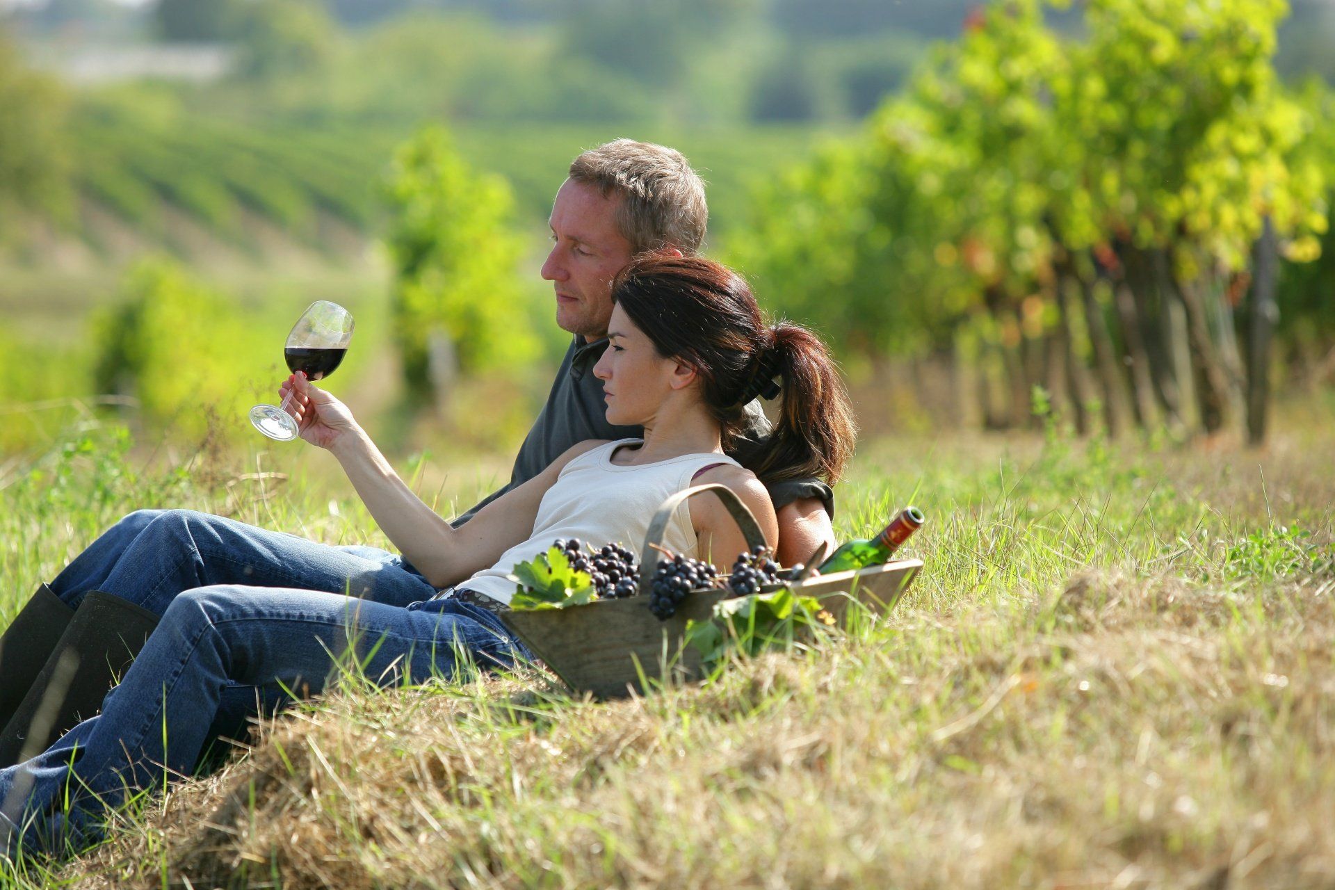 Двое пили зеленый. Фотосессия с вином на природе. Пара пьет вино на природе. Мужчина и женщина на природе. Люди пьют вино на природе.