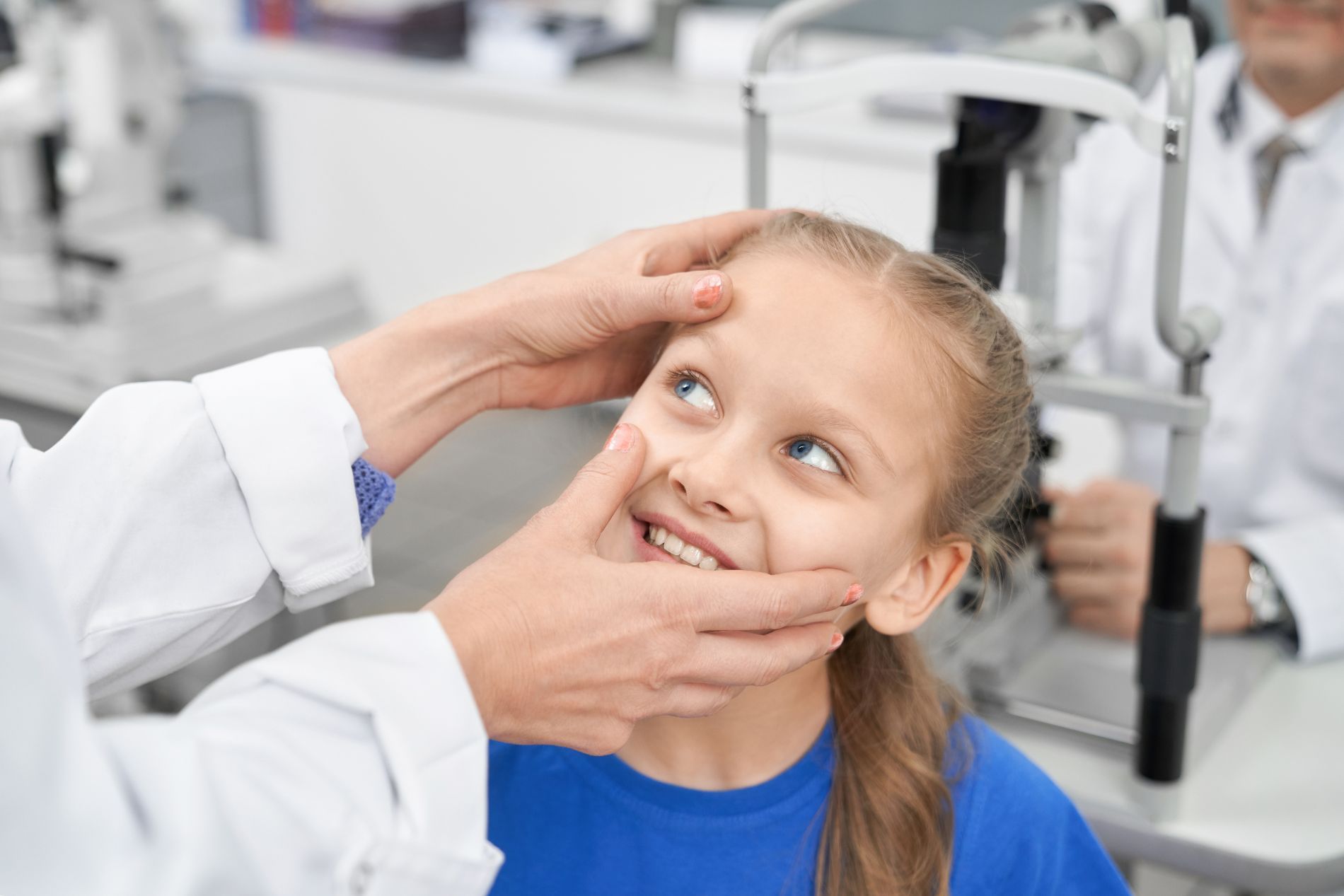 una bambina dall'oculista