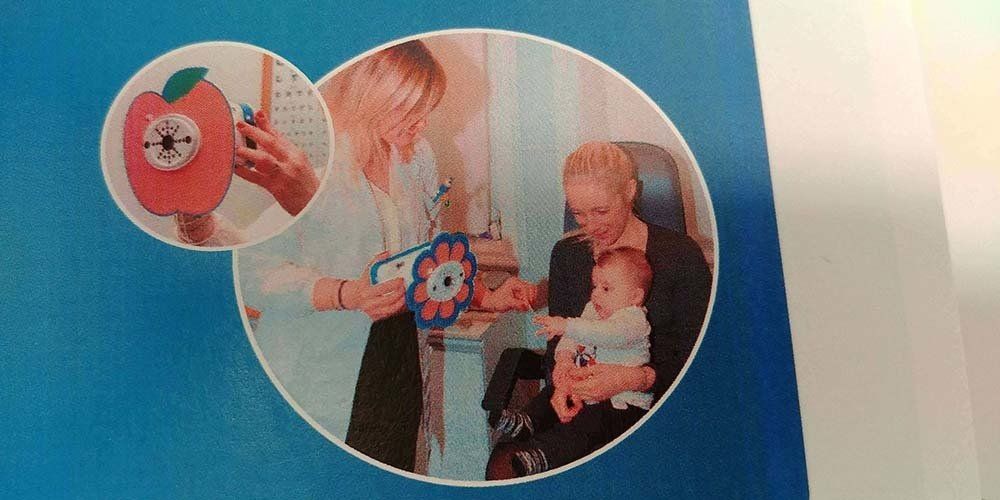 un bimbo che esegue esame con refrattometro