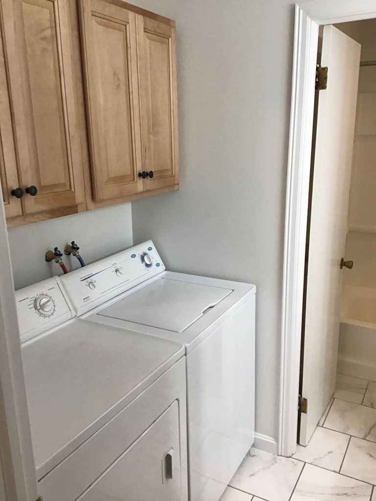 Chateau d'Eden laundry room with washer and dryer