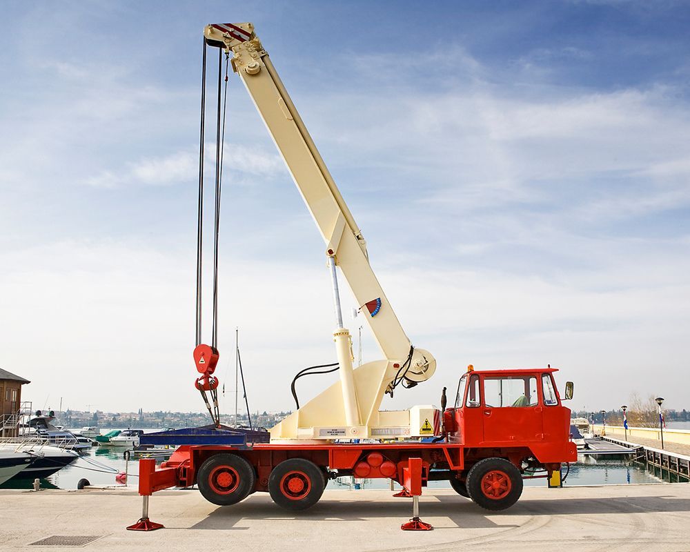 Mobile crane with lifting boom up in Ashland City, TN. Service provided by Sentry Steel Service Co.,