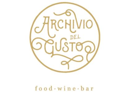 Logo circolare dorato con la scritta 