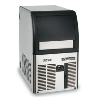 Macchina per il ghiaccio professionale in acciaio inox con piano superiore nero e pannello frontale ventilato.